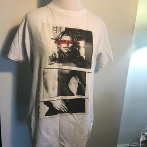White t-shirt with lady smoking - Urban Outfitters